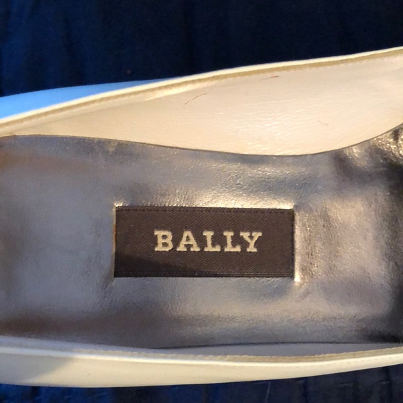 White leather 2” heels. Size 7M. - Picture 3 of 6